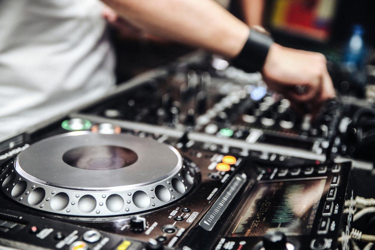 DJ Industry Statistics 2026: 28 Numbers Behind the Business